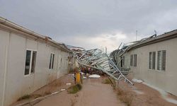 Köse’de fırtına ve sağanak etkili oldu: Çatılar yıkıldı, dereler taştı