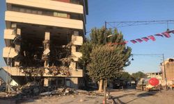 Malatya’da yıkımı yapılan bina saniyeler içinde yerle bir oldu