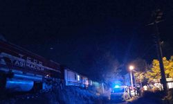 Manisa’da yolcu treninin çarptığı 2 kişi yaralandı