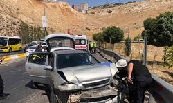 Mardin’de otomobil demir bariyerlere çarptı: 6 yaralı