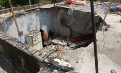 Mersin’de sağanak yağış sonrası bir evin damı çöktü