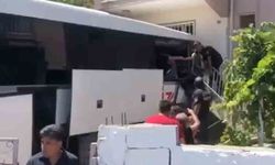 Milas-Söke karayolunda kaza: Kontrolden çıkan otobüs apartmanın zemin katına girdi