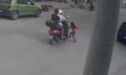 Motosikletin 4 yaşındaki çocuğa çarpma anı kamerada