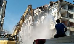 Mudanya’da yıkılan binalar nedeniyle trafik kontrollü sağlanıyor