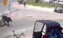 Otomobilin kadına çarptığı kaza kamerada