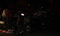 Otomobiller çarpıştı, park halindeki araçlar zarar gördü: 4 yaralı