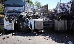 Otoyolda feci kaza: Tırın kupası koptu