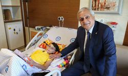 (ÖZEL) Başkan Bakkalcıoğlu, kalbi tekrar çalıştırılan minik Ela’yı ESOGÜ’de ziyaret etti