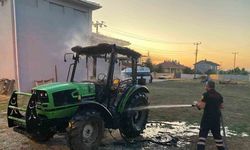 Park halindeki traktör yandı