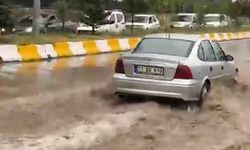 Patnos’ta sağanak yağış hayatı felç etti