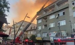 Pendik’te 4 katlı binanın çatısı alev alev yandı