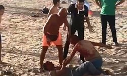 Plajda laf atma kavgası: Dakikalarca birbirlerini bıçakladılar, 2 kişi yaralandı