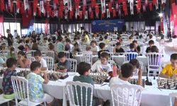 Satranç turnuvasında dereceye giren öğrenciler ödüllendirildi