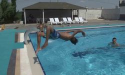 Sıcaktan bunalan gençler havuzlara koşuyor
