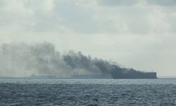 Singapur açıklarında iki petrol tankeri yandı