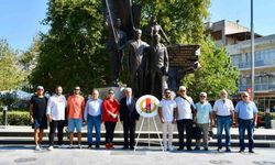 Sökeli Gazeteciler 24 Temmuz nedeniyle çelenk sundu