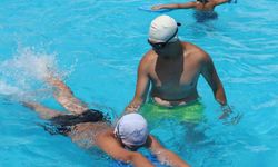 Sultangazi’de çocuklar yaz tatilinde yüzme öğreniyor