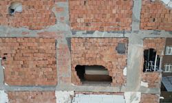 Sultangazi’de yıkım çalışması sırasında duvarları yıkılan bina havadan görüntülendi