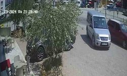 Sürücüsüz otomobil geri gitmeye başladı, bir vatandaş faciayı önledi