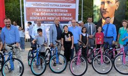 Tavas Belediyesi ilkokulu bitiren öğrencileri bisikletle ödüllendirdi