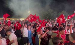 Tekirdağ’da milli maç coşkusu: Binlerce vatandaş sahile kurulan dev ekrandan maçı izledi