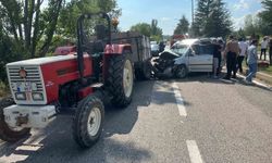 Traktör römorkuna arkadan çarpan araç hurdaya döndü: 5 yaralı