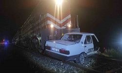Trenin çarptığı otomobil sürücüsü şans eseri hafif yaralandı