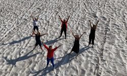 Ülkenin neredeyse tamamı sıcaklardan kavrulurken onlar 3 bin metrede kar üstünde yoga yaptı