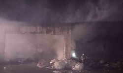 Ümraniye’de atık kağıt geri dönüşüm tesisinde çıkan yangın söndürüldü