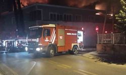 Ümraniye’de mobilya imalathanesinin çatısı alev alev yandı