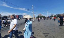 Yerli ve yabancı turistler sıcak havaya rağmen Taksim’e akın etti