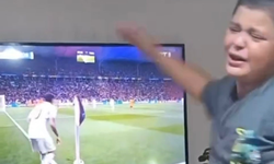 Küçük çocuk, maçın son dakikalarında gözyaşlarına boğuldu