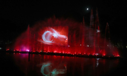 Büyükşehir 15 Temmuz gecesi hologramlı Türk Bayrağı gösterisiyle herkesi büyüledi
