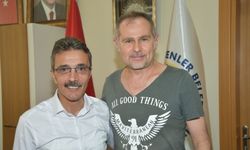 Başkan Şenol Dinç, Ses Sanatçısı Akif Yener’i Belediyede Ağırladı