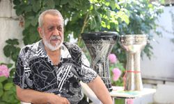 Kırklarelili 80 yaşındaki müzisyen, 64 yıldır ekmeğini darbuka çalarak kazanıyor