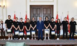 Tekirdağ Valisi Soytürk, YKS ve LGS'de başarılı olan öğrencileri kabul etti