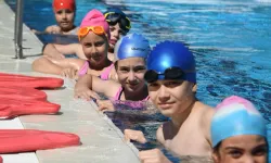 Bursa Osmangazi'de minik yüzücüler sertifikalandı