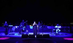 Açıkhava konserlerinde sahne alan son isim İzel oldu