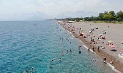 Antalya’da nem yüzde 80’i buldu, sahiller doldu