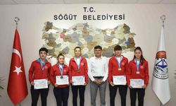 Avrupa şampiyonları madalyalarıyla Başkan Durgut’u ziyaret etti