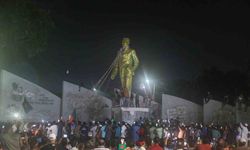 Bangladeş’te halk kurucu Mucibür Rahman’ın heykellerini yıkıyor