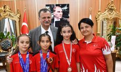Başkan Balaban şampiyon milli sporcuları ödüllendirdi