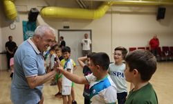 Başkan Şadi Özdemir, çocuklarla spor yaptı