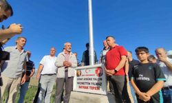 Bayrak adam, Şehit öğretmenler anısına 14 metrelik bayrak dikti
