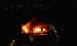Beylikdüzü’nde mobilya fabrikasındaki yangın havadan görüntülendi