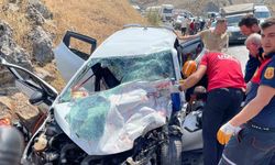 Bitlis’te otomobille tır çarpıştı: 4 yaralı