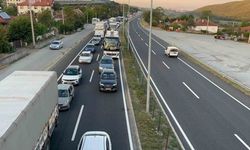 Bolu’da İstanbul istikametinde kilometrelerce araç kuyruğu oluştu