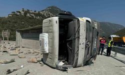 Burdur-Antalya karayolunda tır devrildi, yol trafiğe kapandı