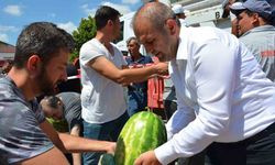 Çiftçiye destek için vatandaşlara 2 ton ücretsiz karpuz dağıtımı gerçekleştirdi