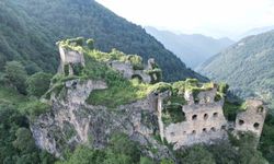 Dağların zirvesindeki manastır adeta asırlara meydana okuyor